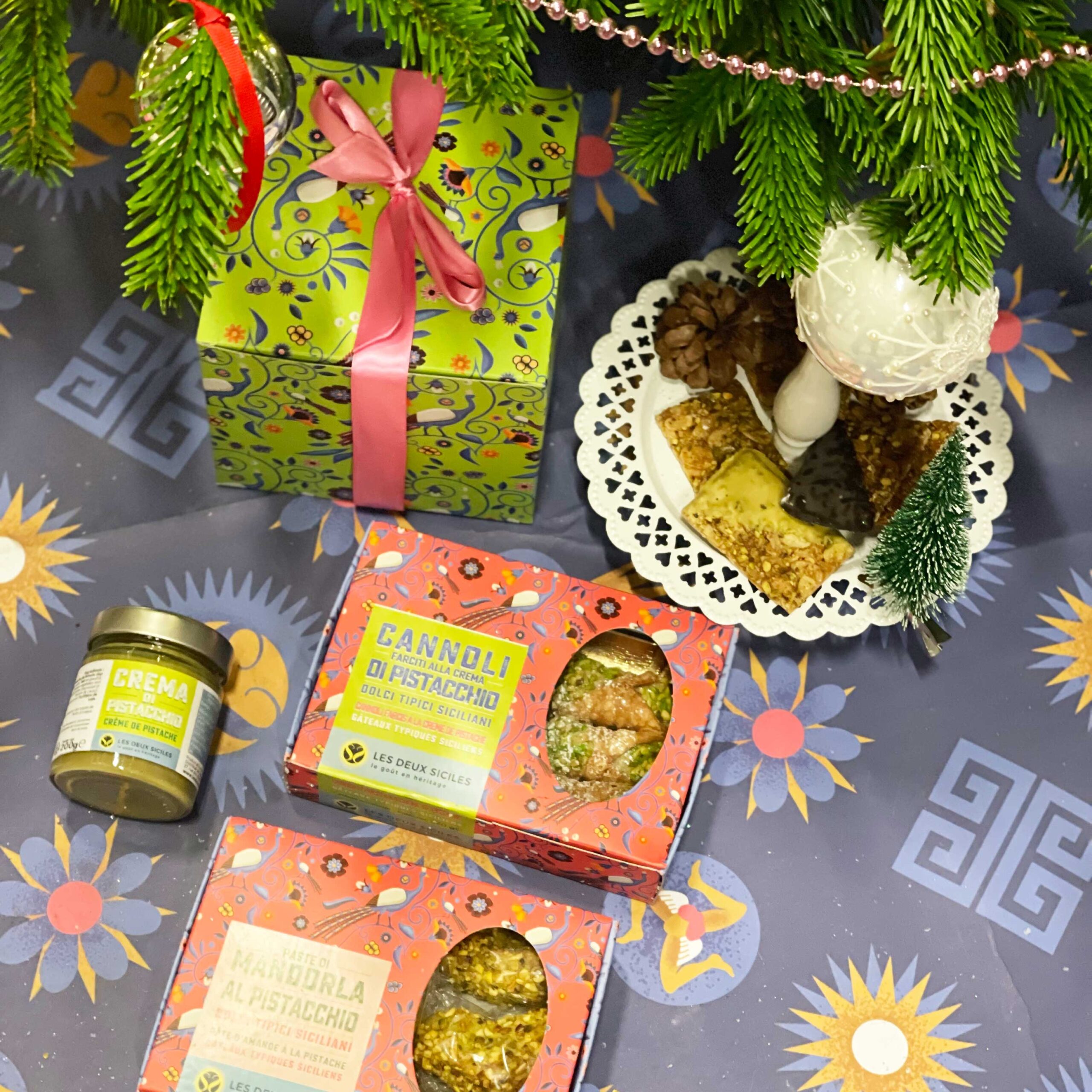 Boîte Noël Pistache: 1 Panettone à la pistache + 1 coffret cannoli à la pistache + 1 coffret pâtes d'amande à la pistache + 1 crème de pistache + 8 croquants pistaches et amandes offerts