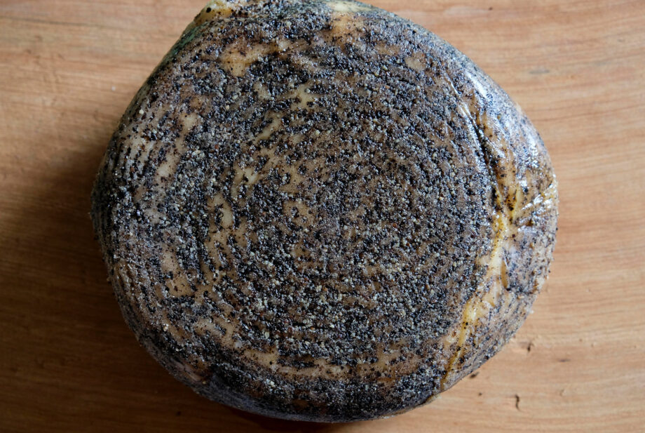 Pecorino recouvert de poivre