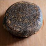 Pecorino recouvert de poivre
