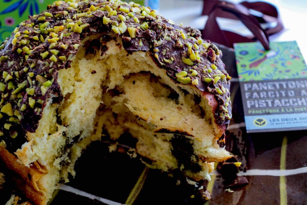 Panettone à la pistache recouvert de chocolat noir
