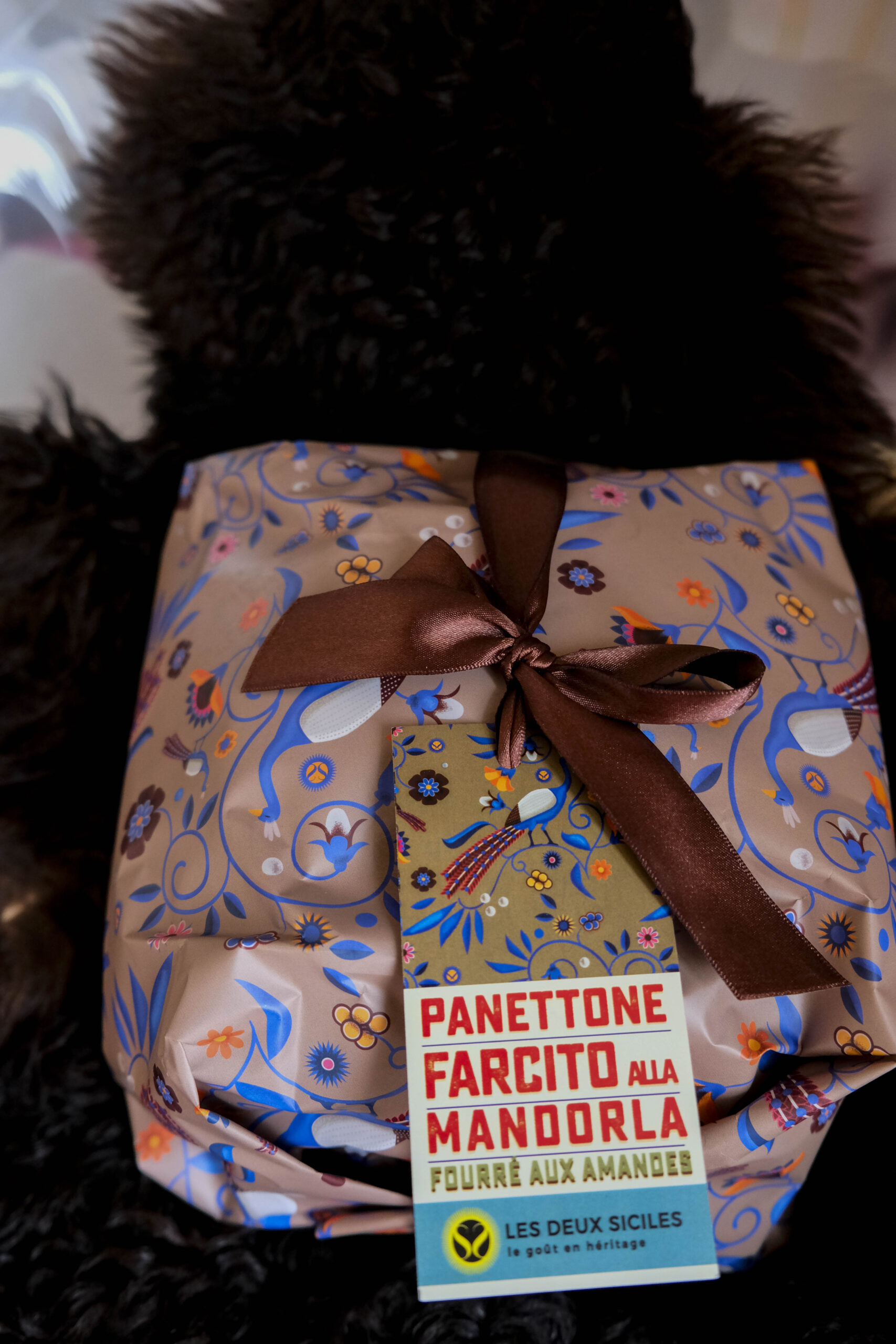 Panettone à la crème d'amande recouvert de chocolat blanc et amandes, 1 kg