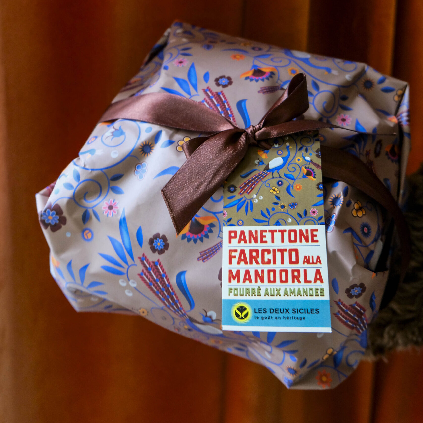 Panettone à la crème d'amande recouvert de chocolat blanc et amandes, 1 kg